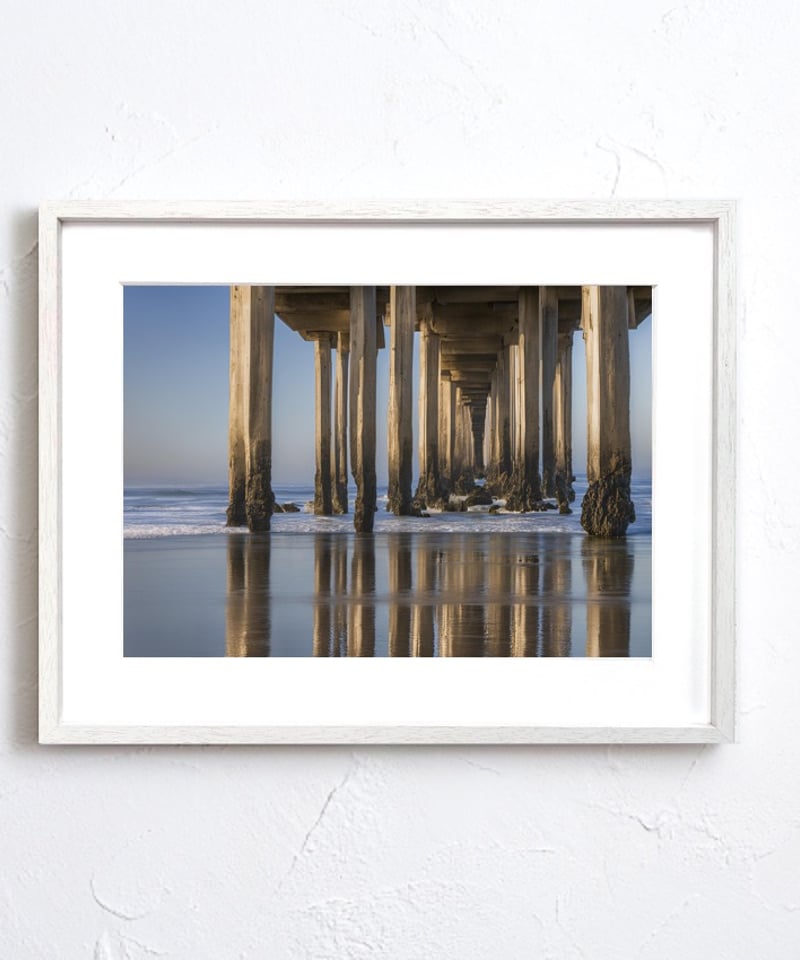 橋の下で静かに波打つ海｜静寂と光を描くブルーアートポスター｜A4〜A2