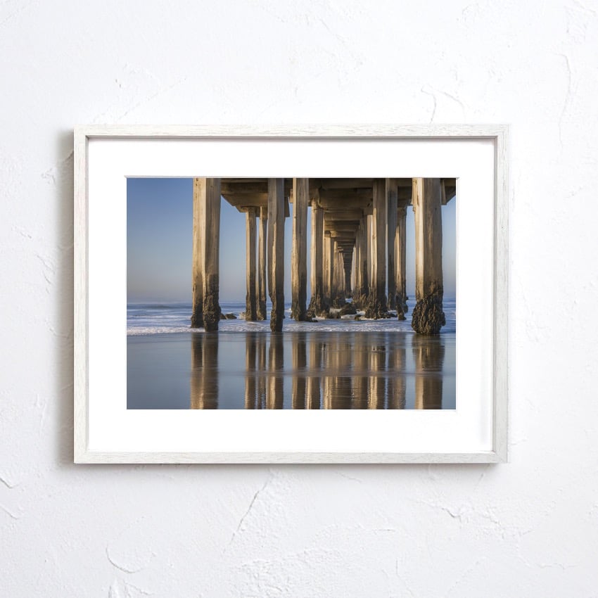 橋の下で静かに波打つ海｜静寂と光を描くブルーアートポスター｜A4〜A2