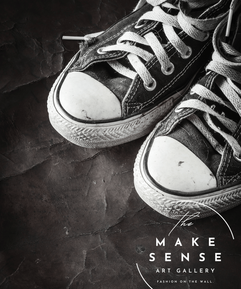 CONVERSE｜モノクロが映えるヴィンテージスニーカーポスター｜履き込