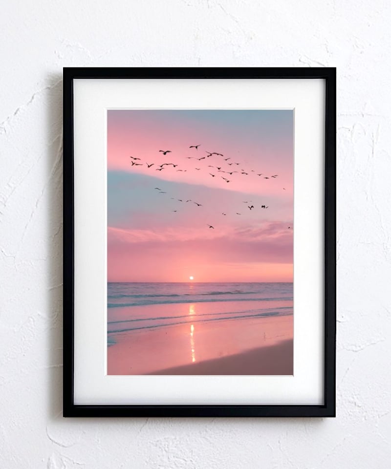 夕陽と鳥たちの情景を描く癒しのアートポスター。A4〜A2額縁付きで届い