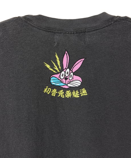 【初音兎薬魅邇】Crush your evil passions Tシャツ【Front】（闇色）