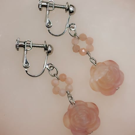 薔薇型フローライトのピアス・イヤリング(ピンク)