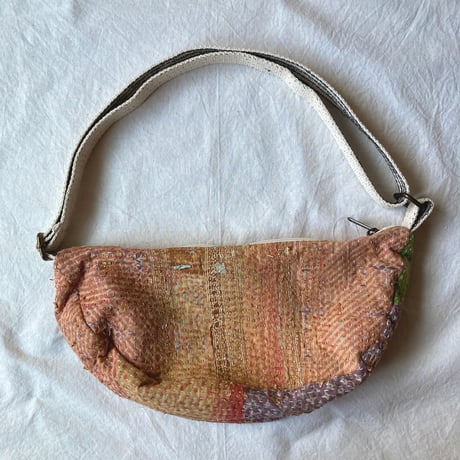 インド カンタ刺繍のラウンドショルダーバッグ
