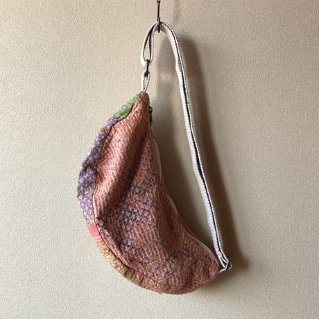 インド カンタ刺繍のラウンドショルダーバッグ
