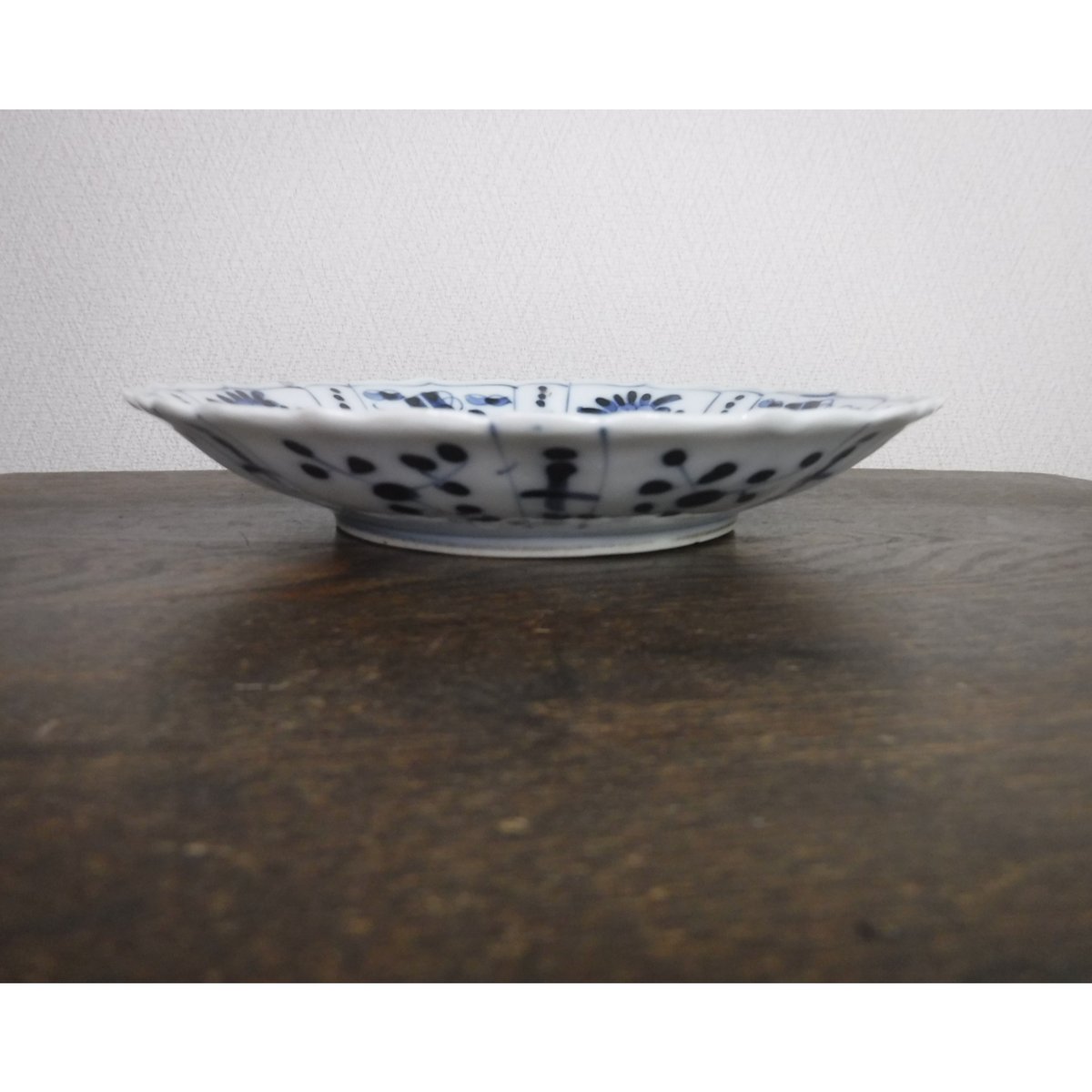 平戸　伊万里　染付　芙蓉手　隠れ蓑に花の図　６寸皿　２枚　E179AS-CSh 伊万里 染付 隠れ蓑に花文 芙蓉手A（微ホツ銀繕） | 暮しの染付舎