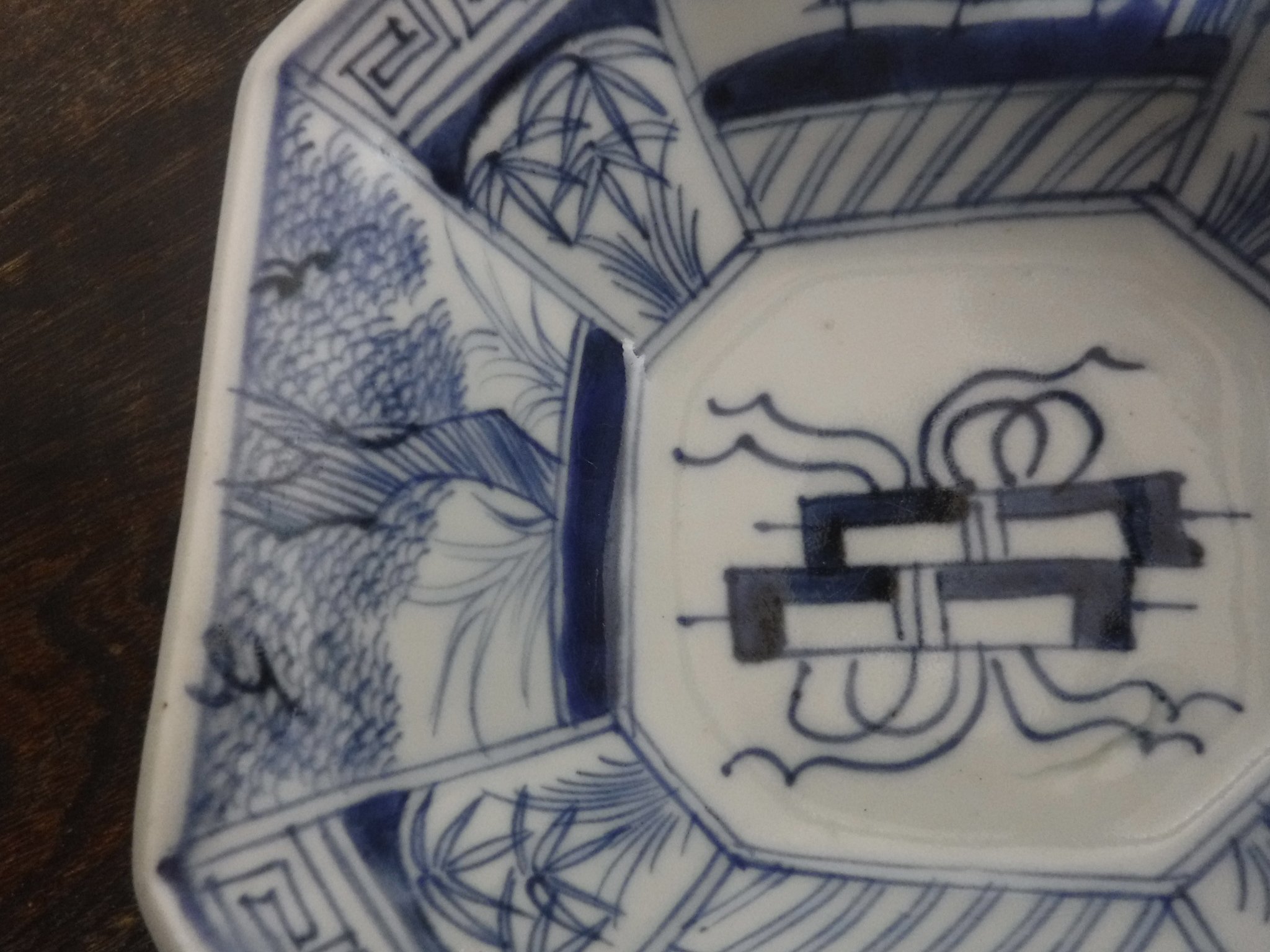 古伊万里　染付 三足盆栽鉢 鶴文 手描き 江戸　明治 古伊万里 染付 巻物草木文八角鉢A 江戸後期（銀継） | 暮しの染付舎