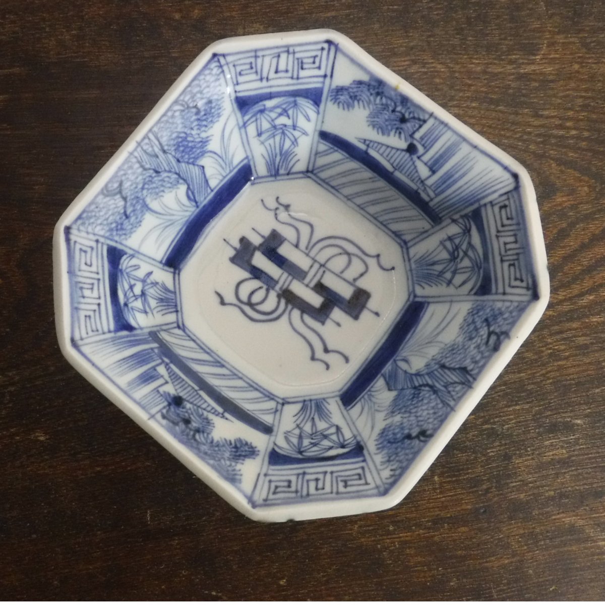名品❗】 江戸後期　古伊万里 染付 透造　笹に六曜紋　松竹梅　25.3cm八角鉢 古伊万里 染付 巻物草木文八角鉢A 江戸後期（銀継） | 暮しの染付舎