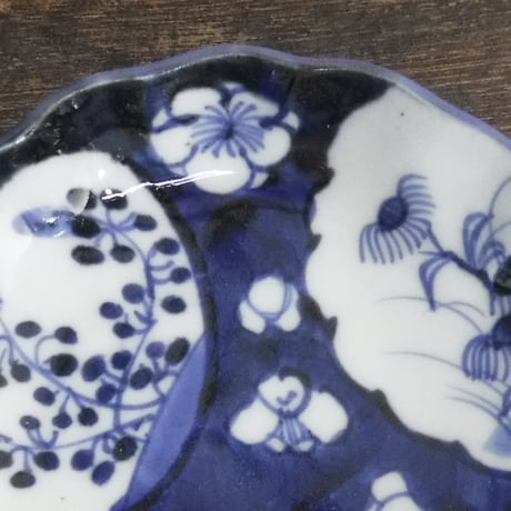 伊万里　染付　草花文絵窓小皿1