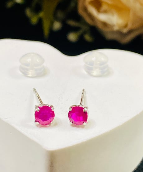 8204 PT900 4mm 0.50ct RUBYピアス