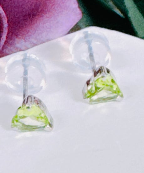 m様専用ページ　5755 PT900 5mm 0.70ct ペリドットピアス