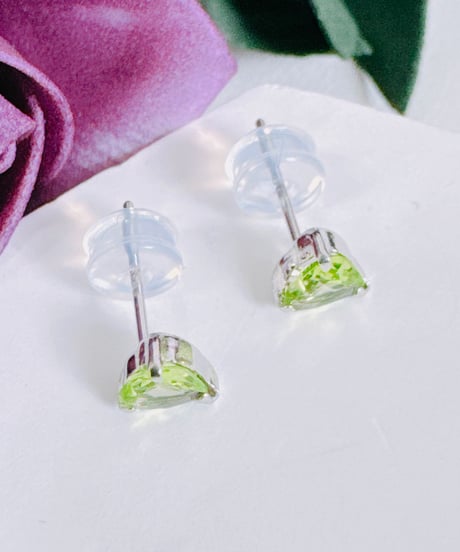 m様専用ページ　5755 PT900 5mm 0.70ct ペリドットピアス