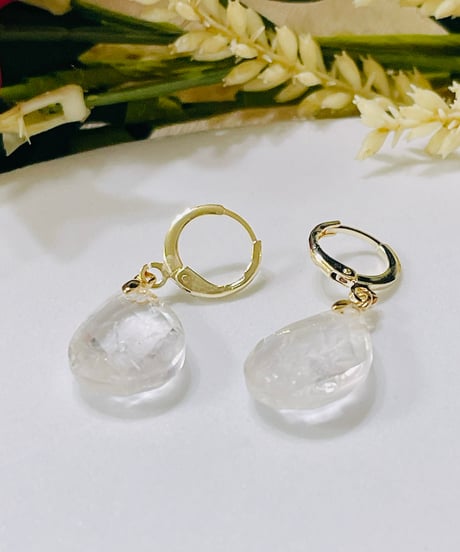 9021 水晶ピアス