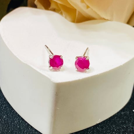 8204 PT900 4mm 0.50ct RUBYピアス