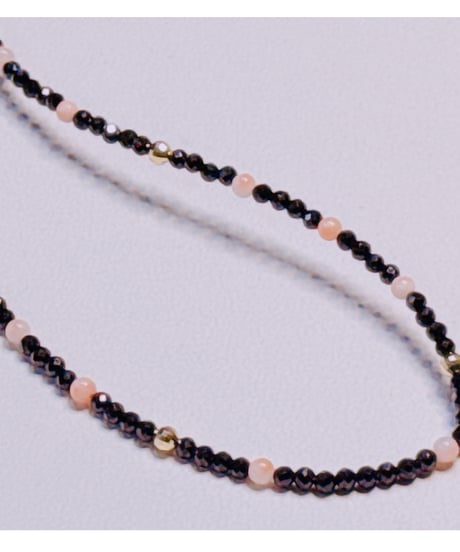 5595 K18YGミラー ブラックスピネル/深海珊瑚ネックレス　金具S925