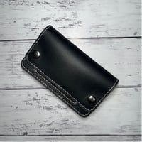 ミドルトラッカーウォレット　栃木レザー　ヌメ革　丘染めブラック　3層 栃木レザーミドルトラッカーウォレット/黒色/ステッチ白色 | m.m