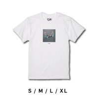 でこぼこポン！ポン ポートレイト TシャツB (ADULT) ホワイト
