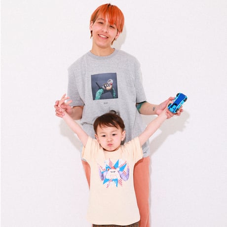 でこぼこポン！ポン ポートレイト TシャツA (ADULT) グレー