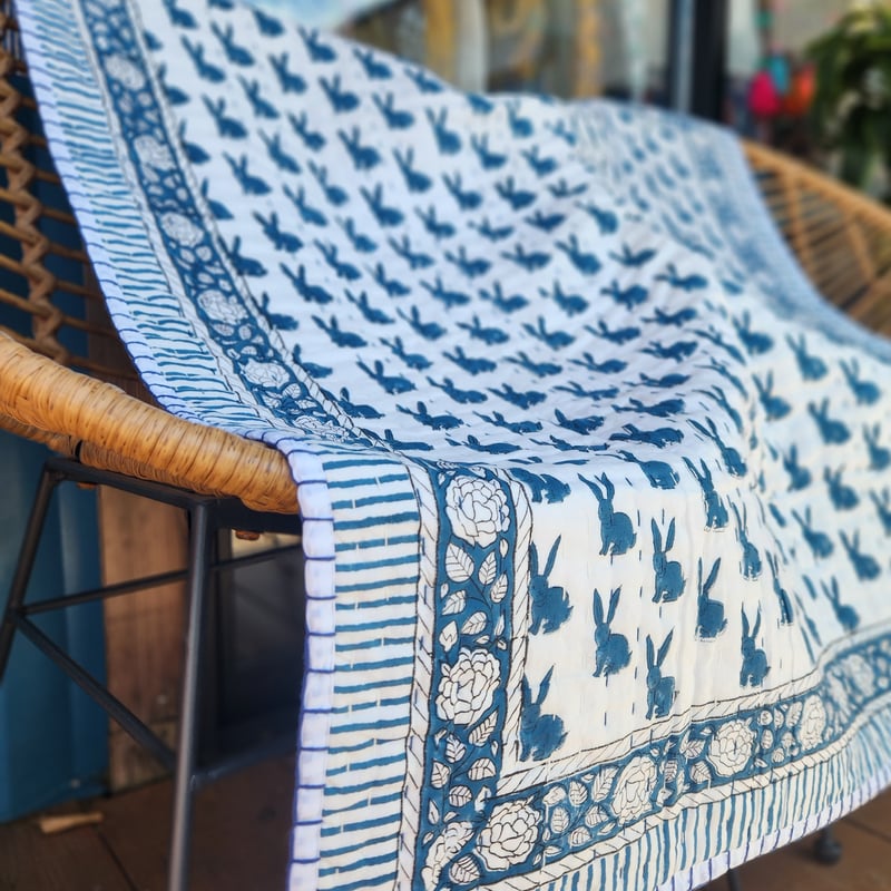 ブロックプリントキルト布団 ブロックプリントキルト（うさぎさん／裏生地ストライプ） | Ethnic