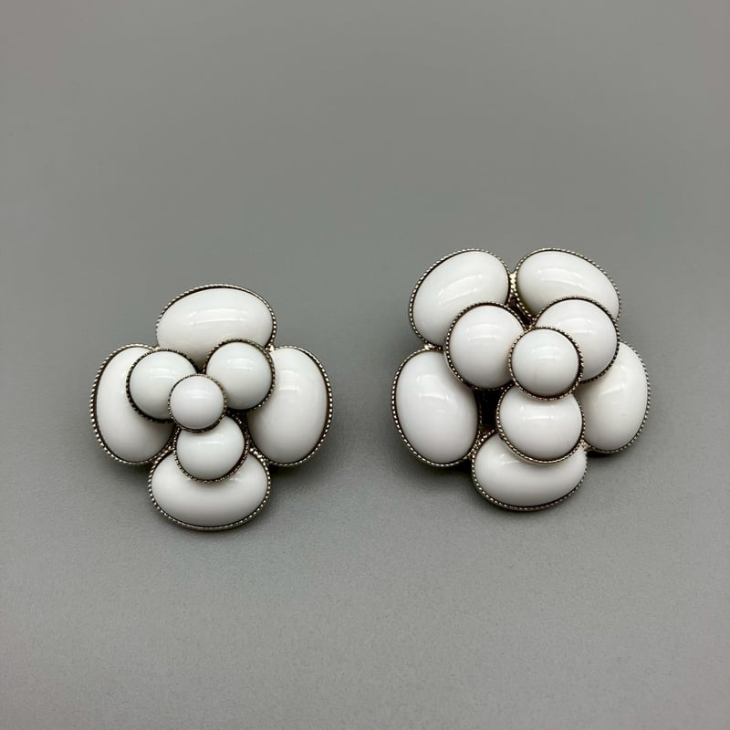 CHANEL シャネルカメリアピアス ヴィンテージココマーク フラワーシロ CHANEL（フラワー ・ ピアス）のフリマアイテム一覧
