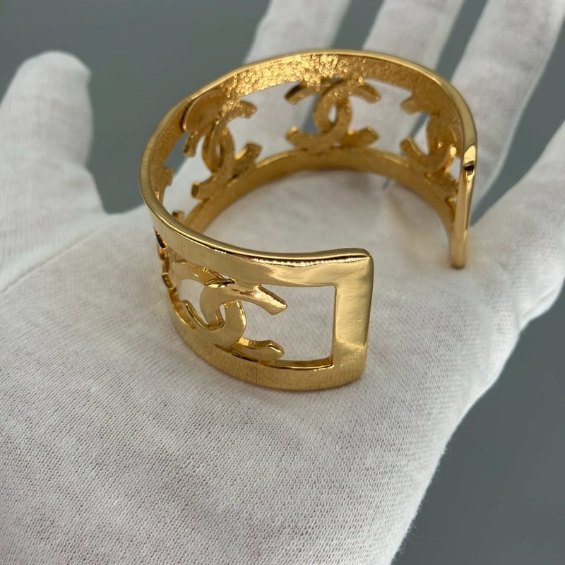 鑑別書付・アイスブルー53mm無処理天然ミャンマー産本翡翠バングル