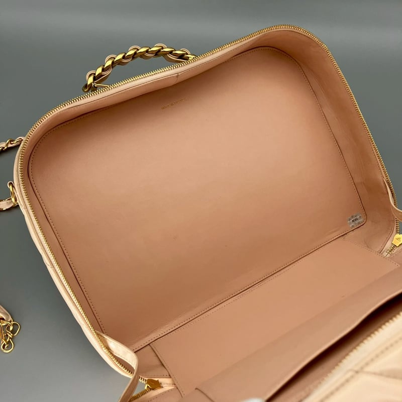 CHANEL エナメル ショルダーバッグ パテント レザー CHANEL（シャネル） ボーイシャネル ブランドオフ パテントレザー