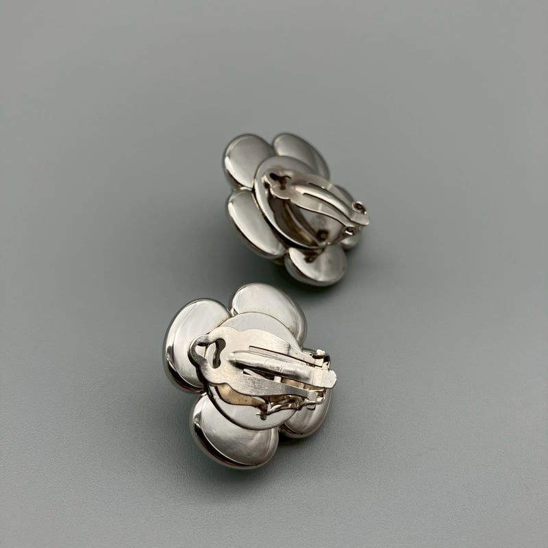 CHANEL シャネル カメリアピアス　ヴィンテージココマーク　フラワー　シロ CHANEL シャネルカメリアピアス ヴィンテージココマーク フラワーシロ