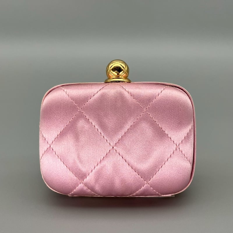 CHANEL ヴィンテージ　ピアノ　バッグ　ピンク Color that sparks your style. 鮮やかなピンクが、いつものコーデに