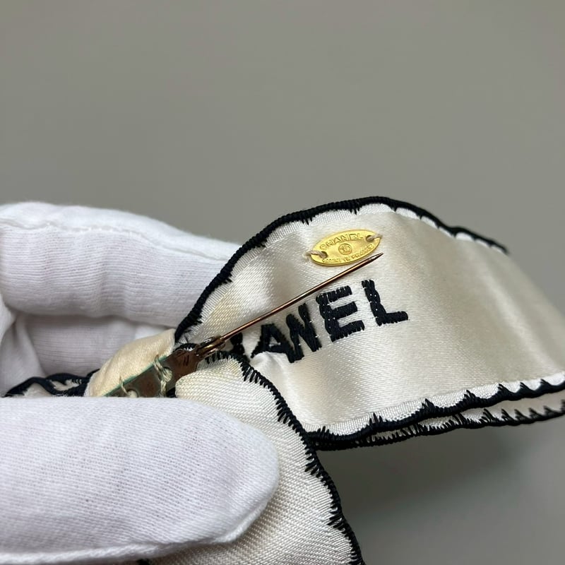 CHANEL (シャネル) ヴィンテージ リボン ロゴ ブローチ | Cattleya Vin