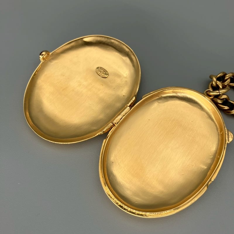 CHANEL (シャネル) ヴィンテージ ロケットペンダント グリポア カラー