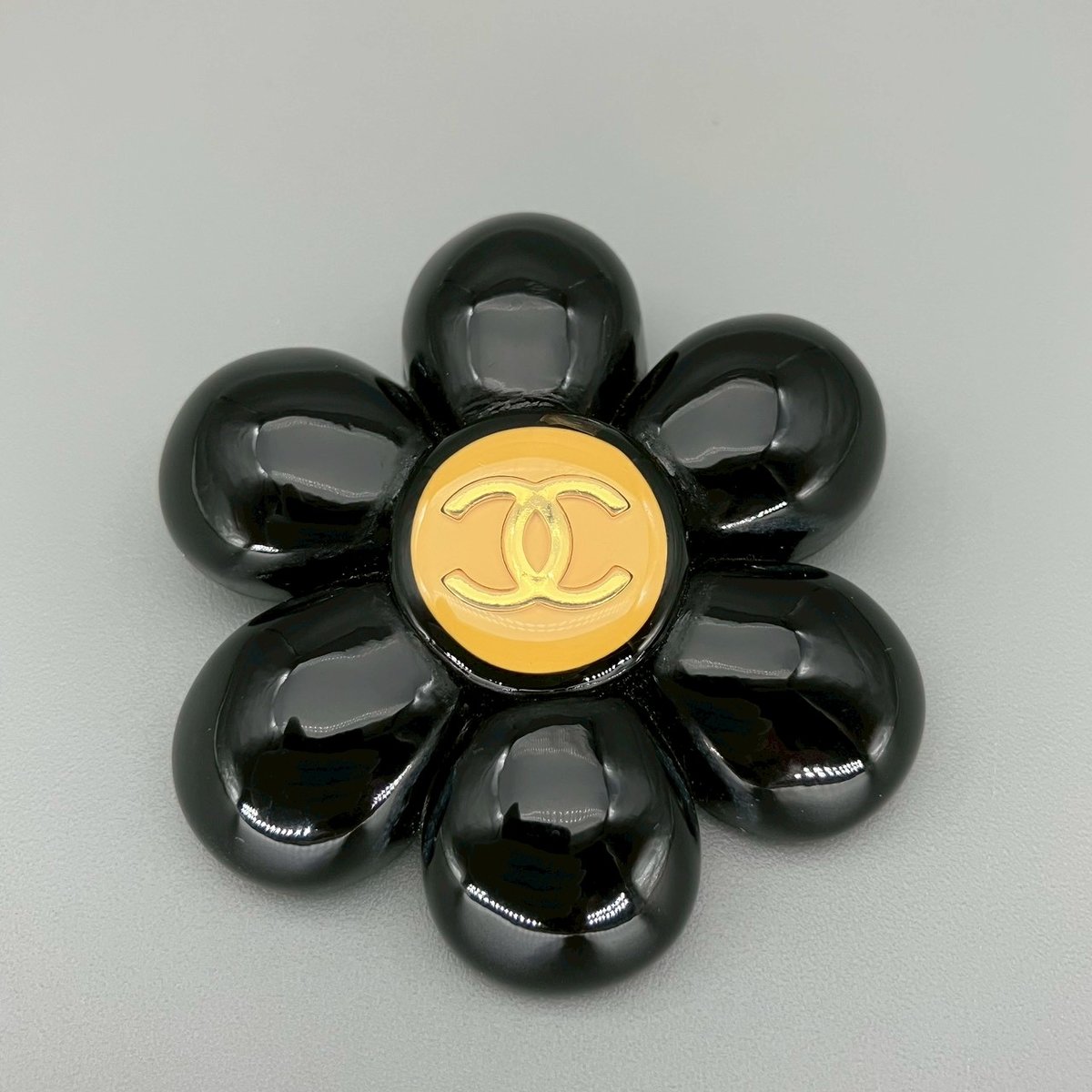 シャネル　カメリア 黒革コサージュ　ココマーク ロゴ　レザー　ヴィンテージ シャネル カメリア 黒革コサージュ ココマーク ロゴ レザー