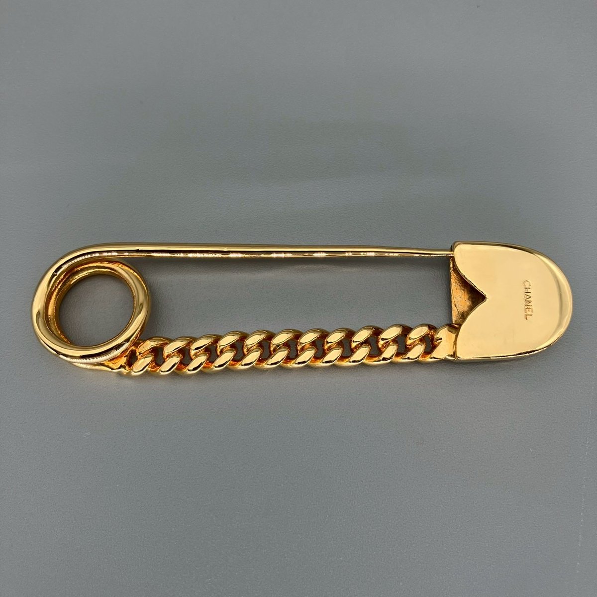 054 CHANEL 安全ピン型ブローチ 054 CHANEL 安全ピン型ブローチ