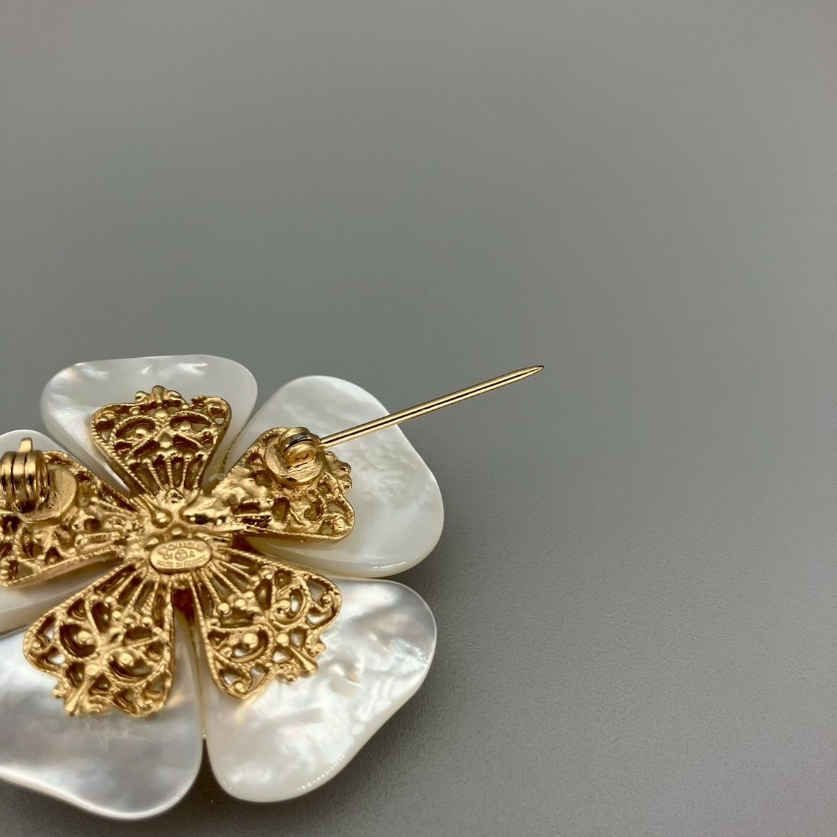 シャネル☆カメリア コサージュ　ブローチ　ヴィンテージ　葉付き　フラワー CHANEL (シャネル) ヴィンテージ カメリア フラワー ブローチ