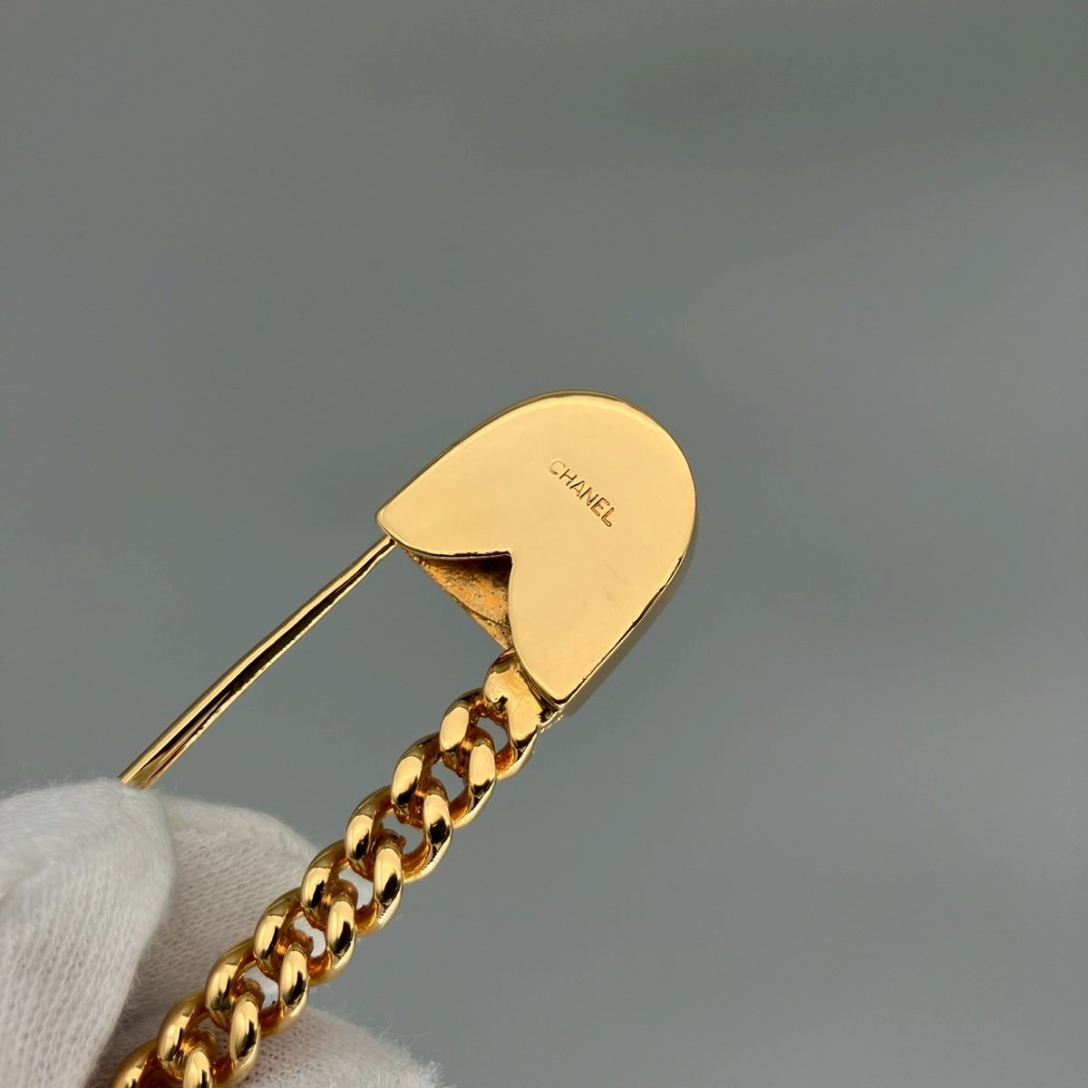CHANEL ヴィンテージ　シャネル　1997年　パール付　安全ピン型　ブローチ CHANEL ヴィンテージ シャネル 1997年 パール付 安全ピン型 ブローチ