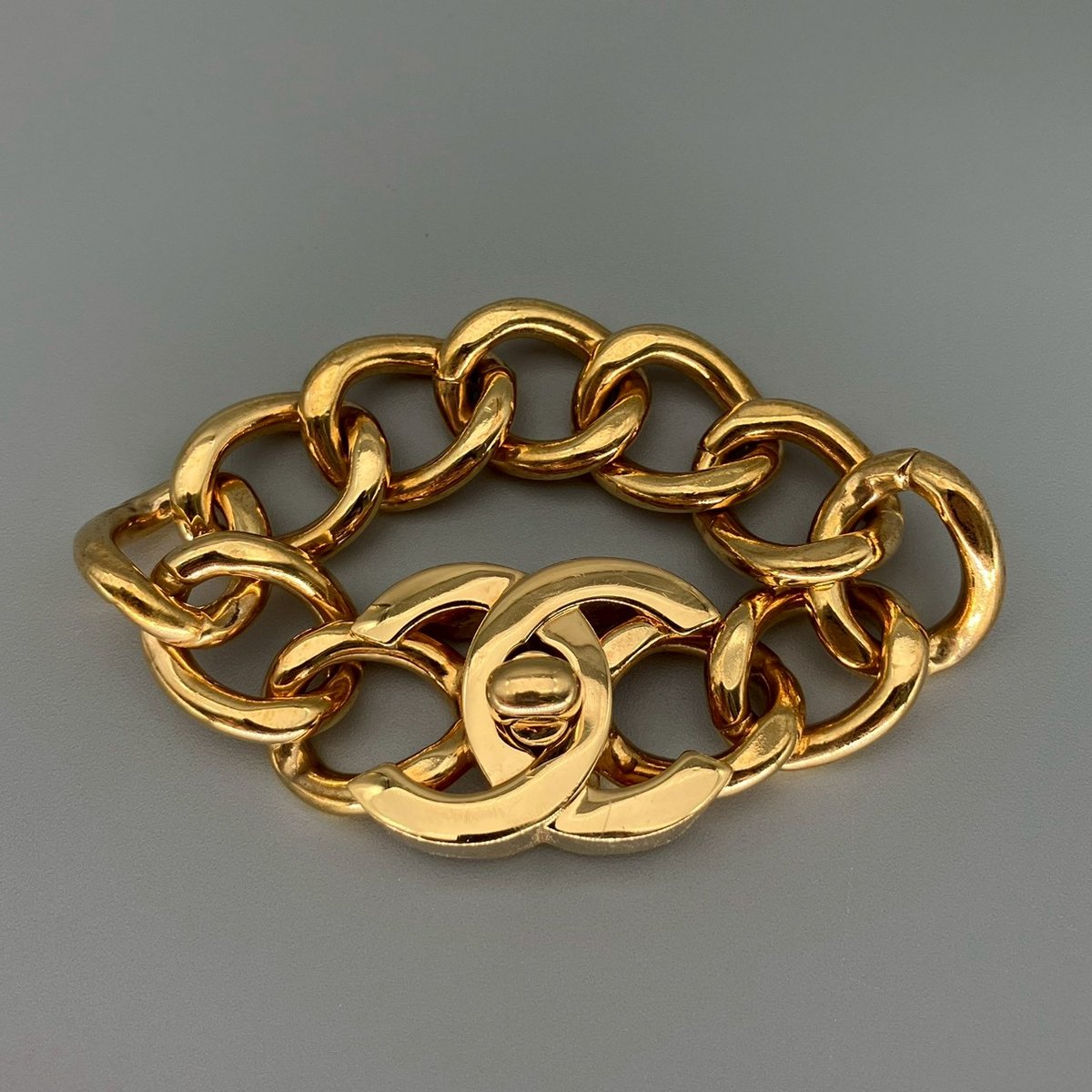 CHANEL ターンロック　ココマーク　ブレスレット CHANEL (シャネル) ヴィンテージ ココマーク ターンロック ゴールド