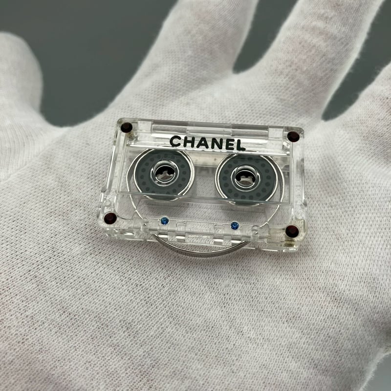 CHANEL カセットテープ　ブローチ CHANEL (シャネル) ヴィンテージ カセットテープ ロゴ ブローチ