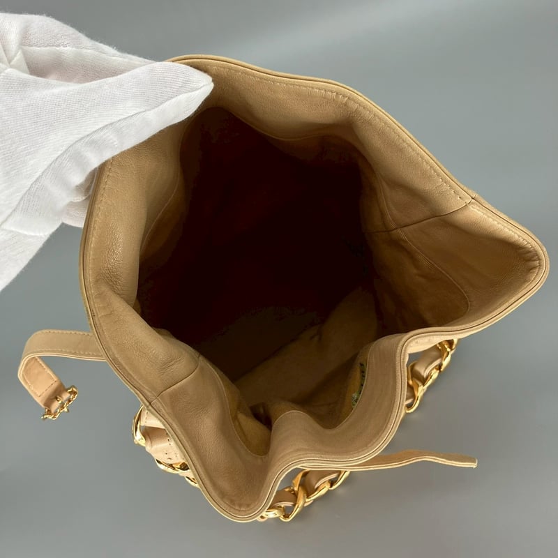 CHANEL ベージュ ロゴ入り シャネル　ラムスキン CHANEL（シャネル） 送料無料 マトラッセ チェーンショルダーバッグ