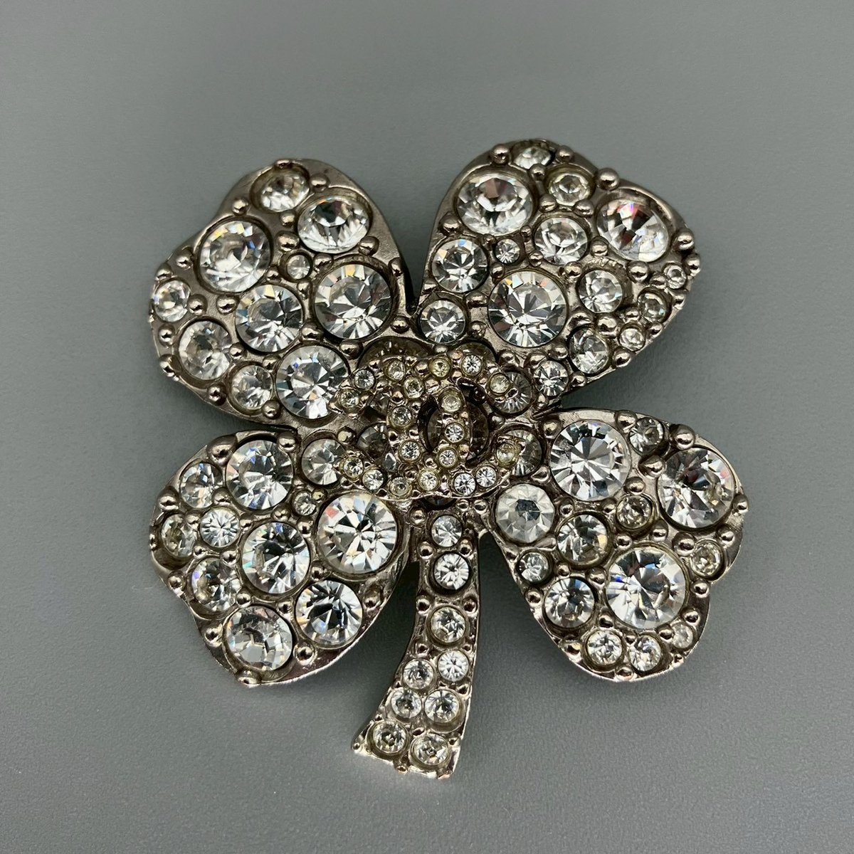 G2033 超美品!! シャネル クローバー ラインストーン ブローチ G2033 超美品!! シャネル クローバー ラインストーン ブローチ - メルカリ