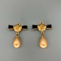 CHANEL (シャネル) ヴィンテージ リボン カメリア パール スイング イヤリング