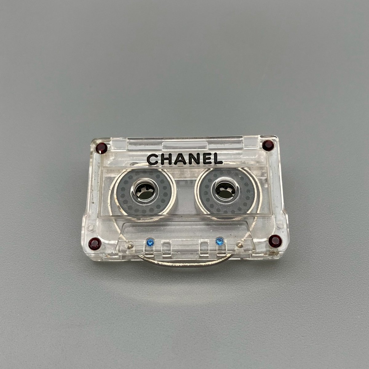 訳あり　CHANEL　ブローチ　カセットテープ CHANEL (シャネル) ヴィンテージ カセットテープ ロゴ ブローチ