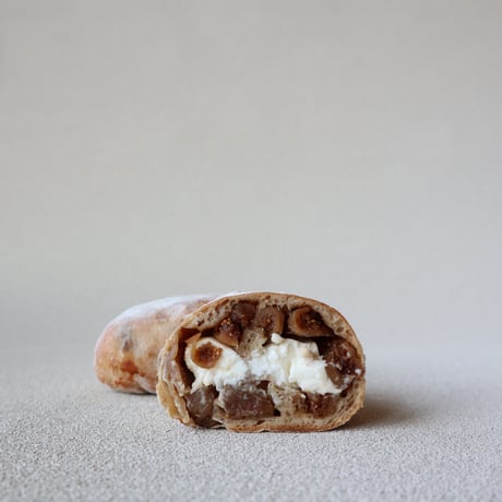 無花果とクリームチーズの全粒パン　１個