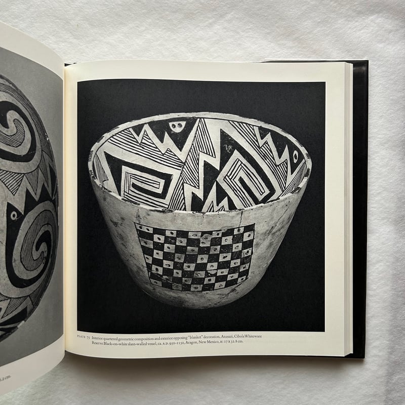 Within the Underworld Sky ( 冥界の空の中で、ミンブレズの陶器芸術の