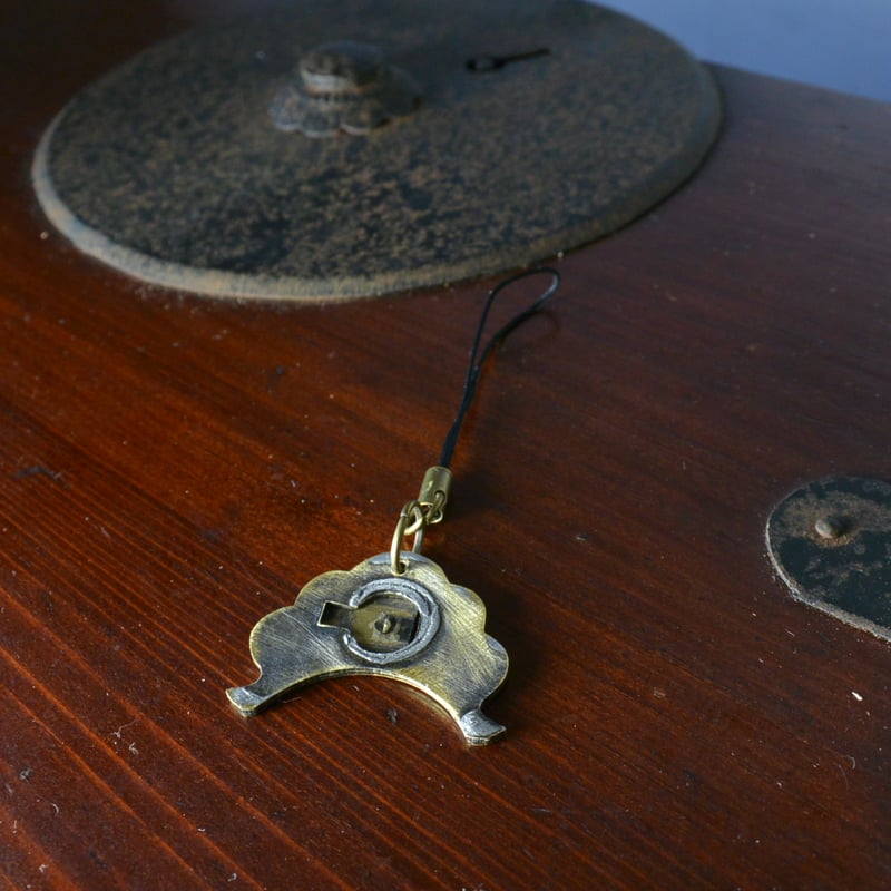 箪笥金具再生アクセサリー】ストラップ・真鍮・松 | Repro Collection