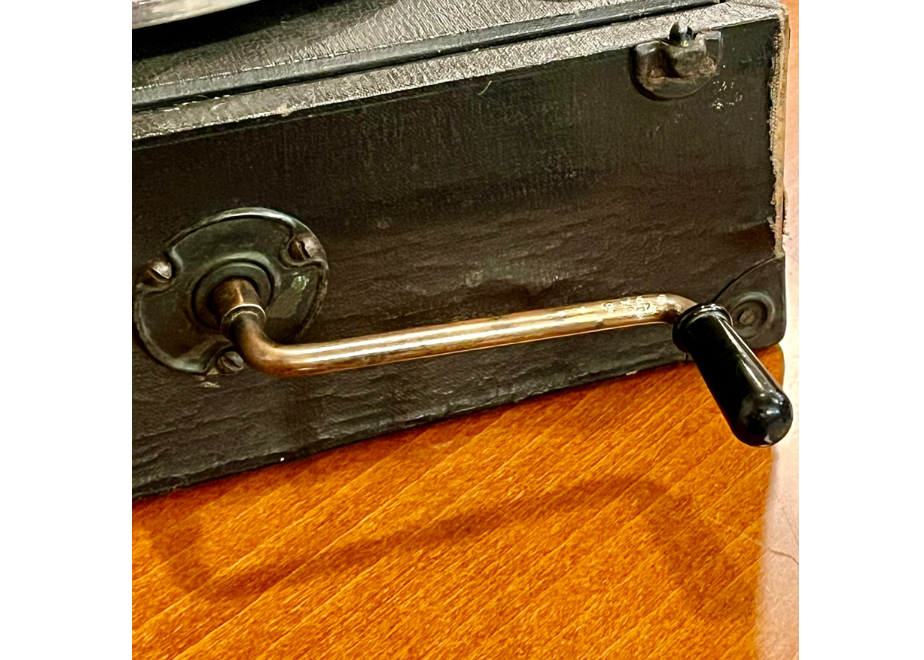 国産ポータブル型蓄音機「イーグル7号」 | かふぇ あたらくしあ