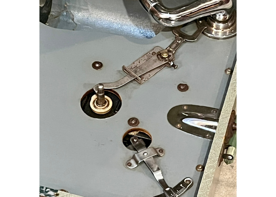 国産ポータブル型蓄音機「PARAGON」戦後型 | かふぇ あたらくしあ