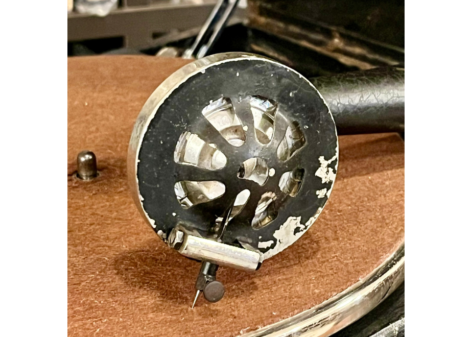 国産ポータブル型蓄音機「イーグル7号」 | かふぇ あたらくしあ