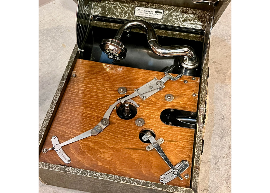 1930年代のコロムビア蓄音機、動品 日本コロムビア・ポータブル型蓄音機 Model-208 | かふぇ あたら