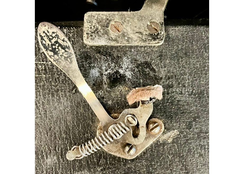 国産ポータブル型蓄音機「イーグル7号」 | かふぇ あたらくしあ