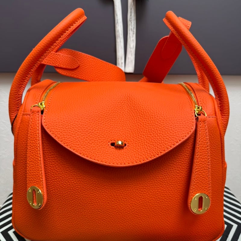 11:本革バック(りんりん) 洗練されたフォルムで日常を彩る。2WAY