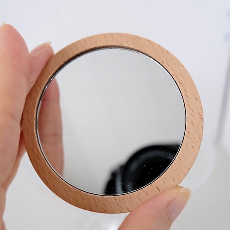 森のレストランの木製手鏡