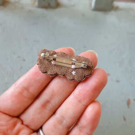 ［受注販売］ビオラのマーチ手刺繍ブローチ　ピンク